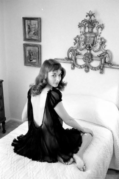 Викки Дуган: соблазнительная секс-бомба, чьи смелые платья с открытой спиной вдохновили женскую моду 1950-х (29 фото)