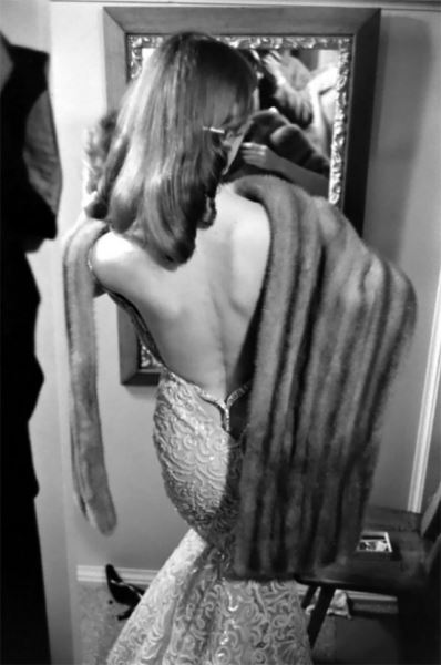 Викки Дуган: соблазнительная секс-бомба, чьи смелые платья с открытой спиной вдохновили женскую моду 1950-х (29 фото)