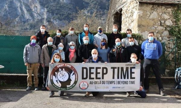 Во Франции 15 человек на 40 дней изолировали себя в пещере 